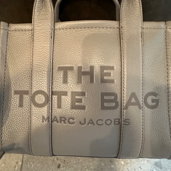 MARC JACOBS THE TOTE BAG SMALL CEMENT - Picture 11 of 16